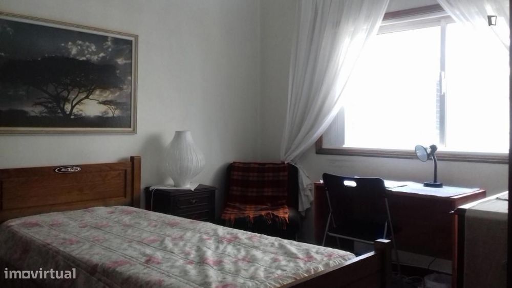 Quarto - localizado em Pedrouços Porto