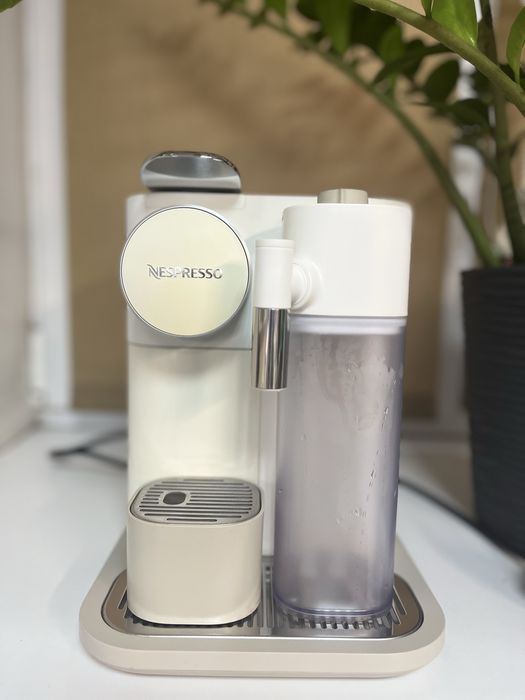 Капсульна кавомашина DeLonghi Nespresso