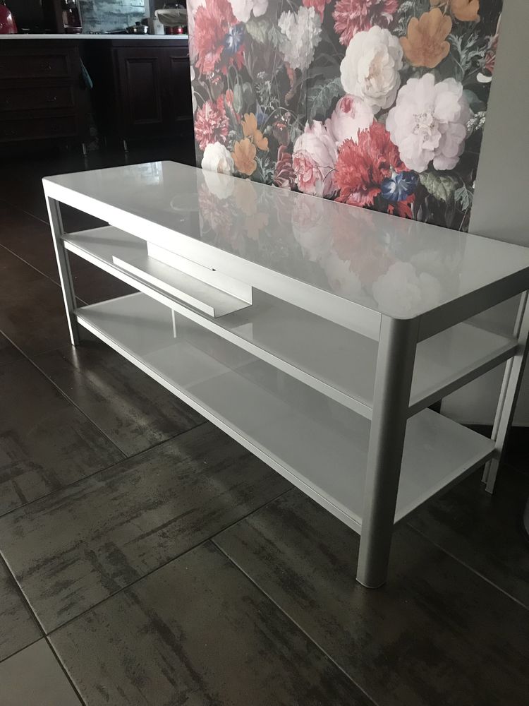 Biały, szklany stolik Ikea