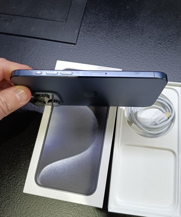 iPhone 15 pro Max 256GB igła z baterią 85% w kolorze ciemny granat.