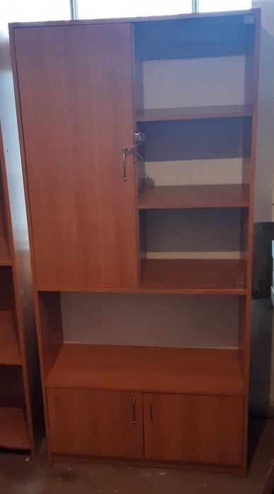 Шкаф з полицями та склом