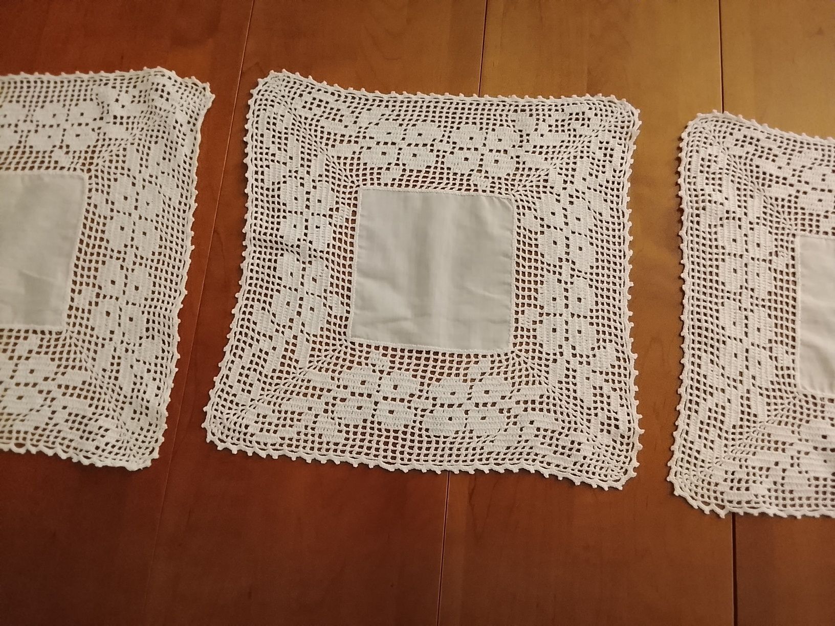 Conjunto de três naperons em crochê feitos á mão