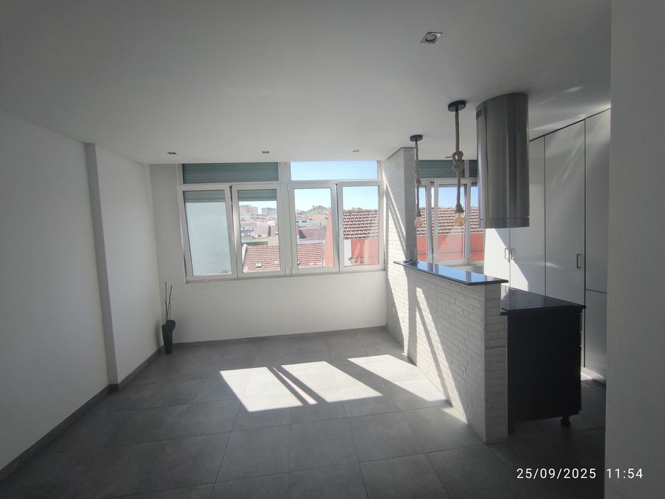 Pontinha . Aluga se quarto a Sra. Menina. 2 quartos com WC privado P