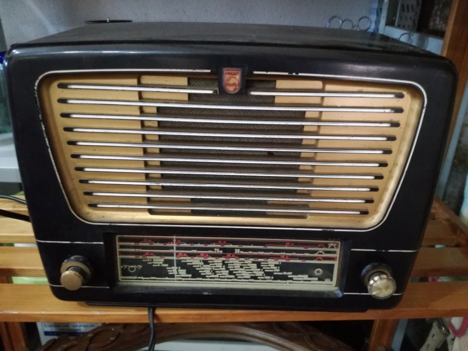 Vários rádios antigos e a válvulas