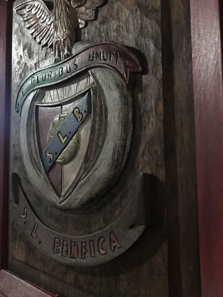 SLB Sport Lisboa Benfica esculpido em madeira