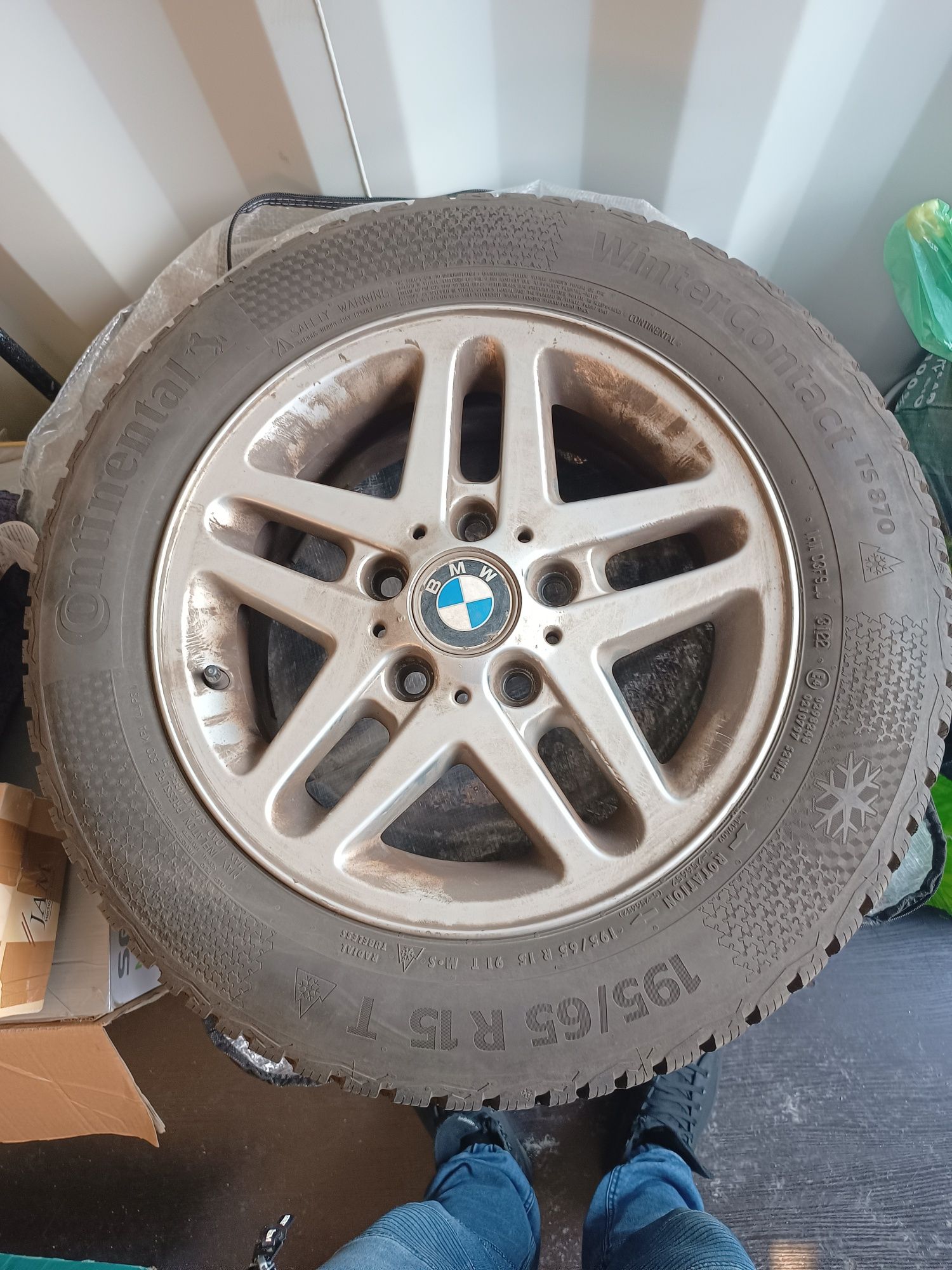 Opony zimowe Continental 195/55 R15 ( felgi za darmo z oponami oddaję)