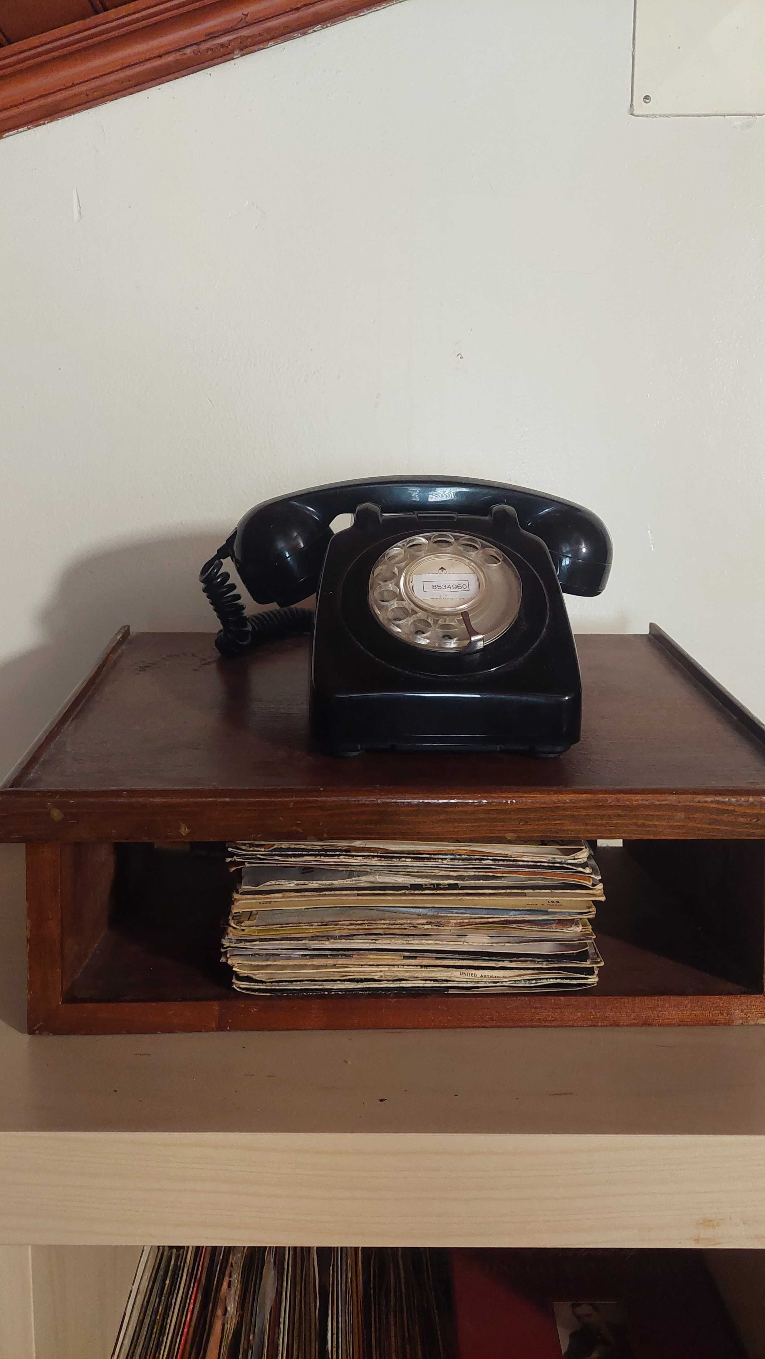 Telefone de disco de coleção com suporte tradicional de madeira