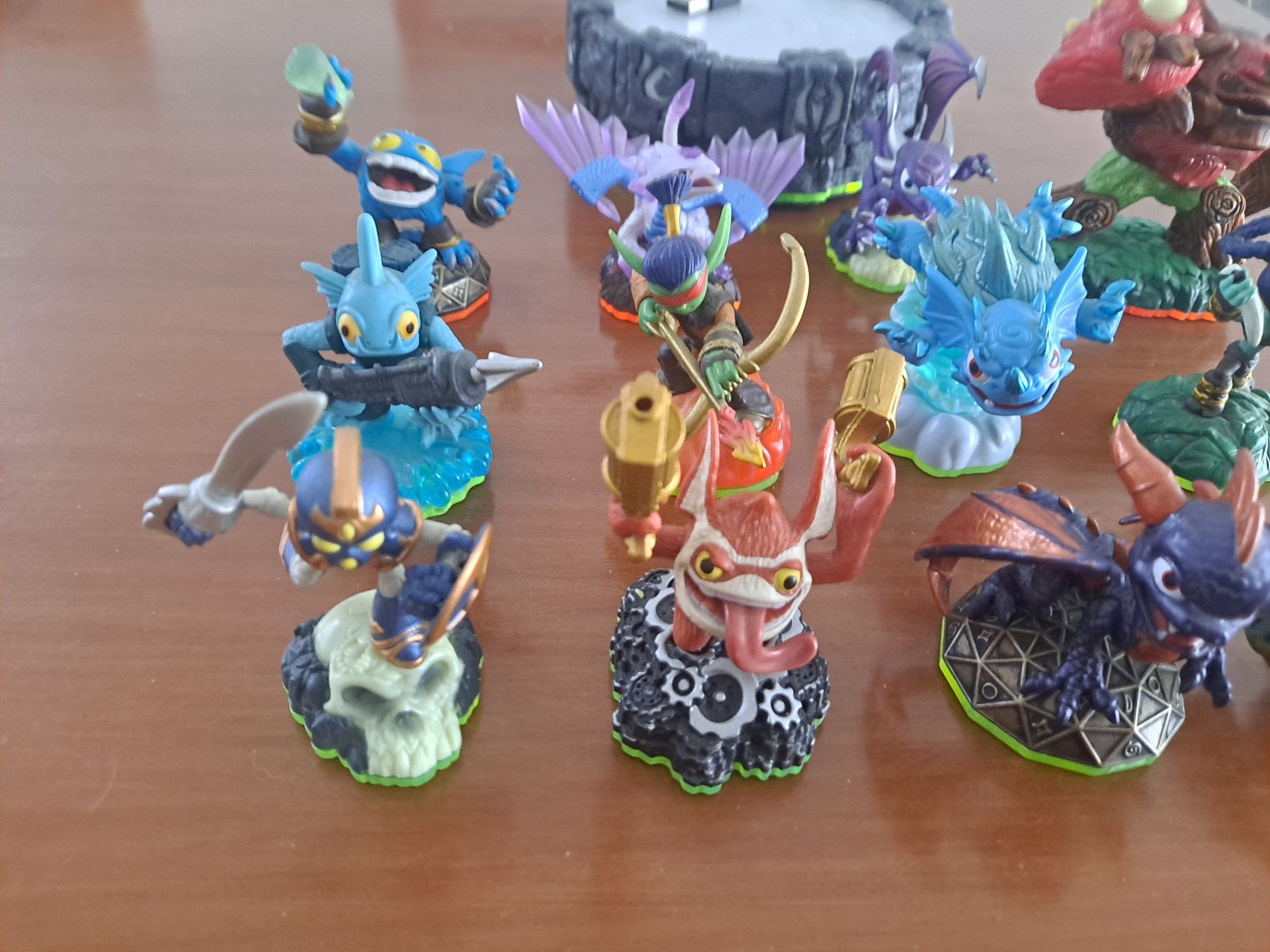 Figuras e portal Skylanders