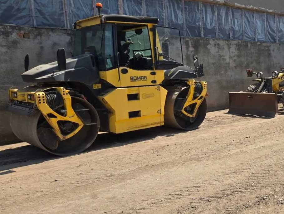 Дорожный каток, грейдер, экскаватор, дорожная фреза. Дорожные работы.