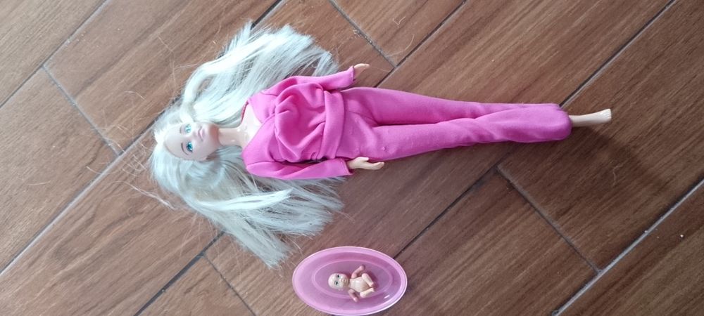 Lalka Barbie w ciąży z niemowlakiem
