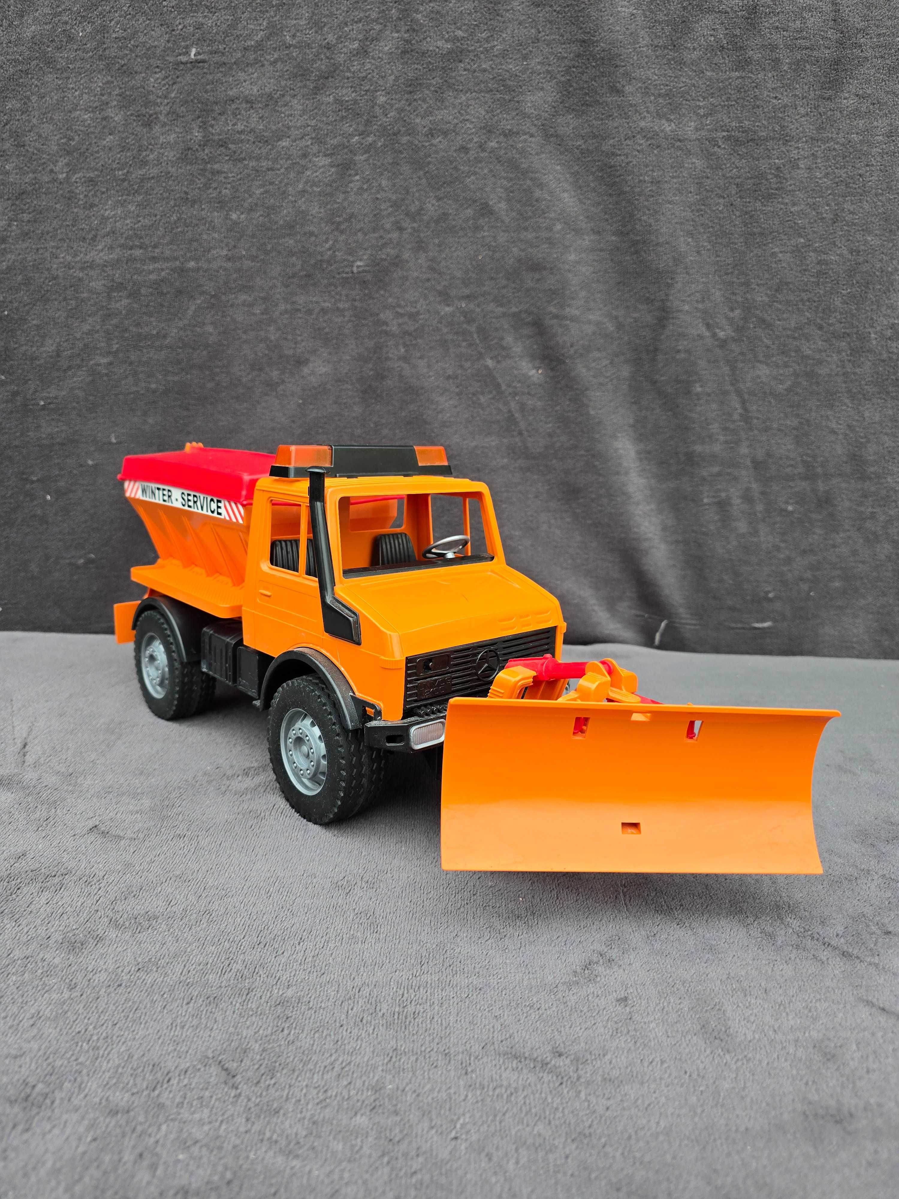 Unimog odśnieżarko-piaskarka Bruder