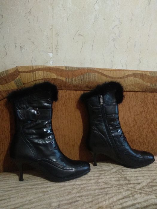 Взуття жіноче , зимове : 38 р. ; 40 р..
