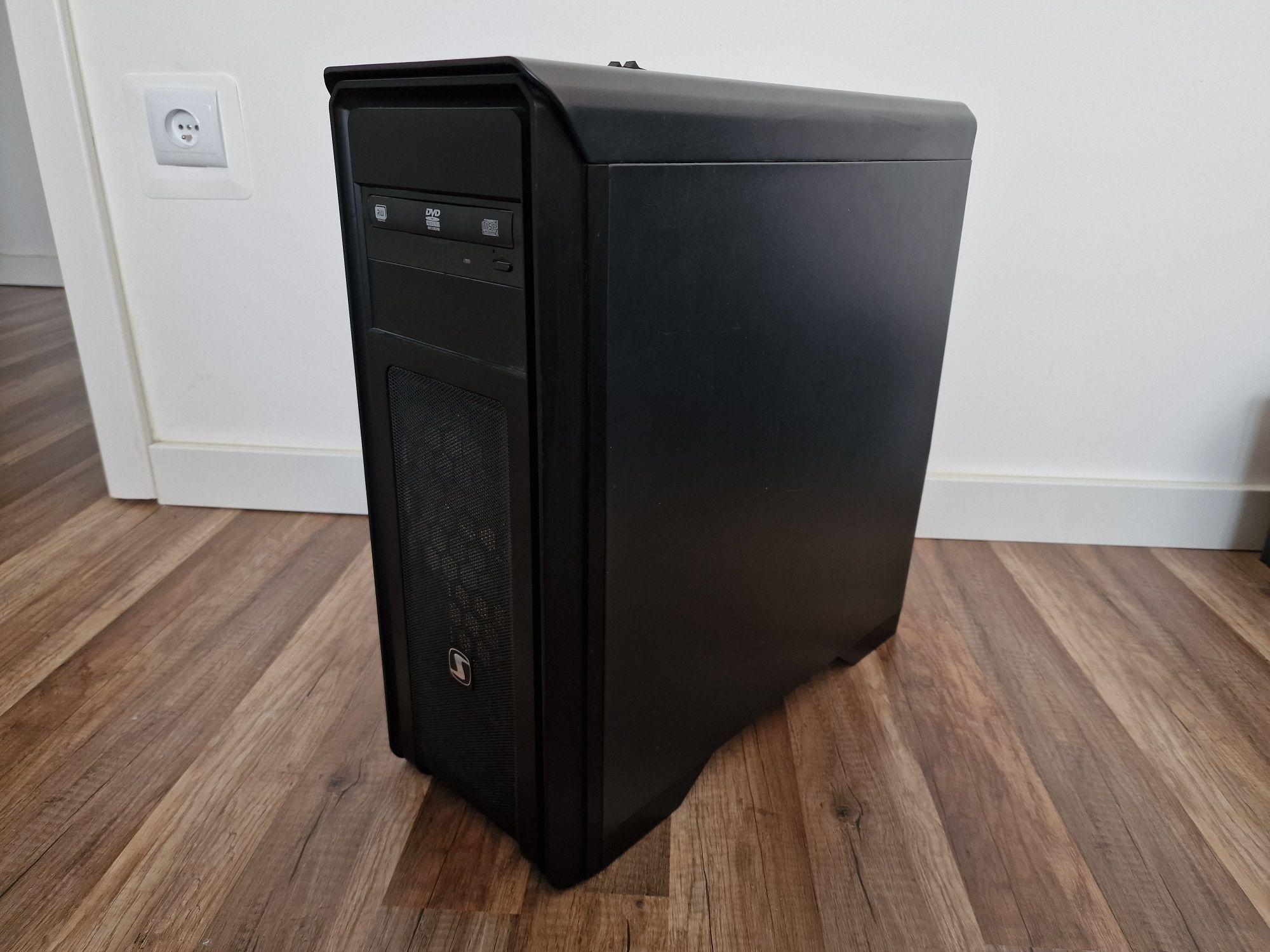 Intel Core i7-8700k, RTX 2080 Super Gaming Trio, 32GB DDR4 3600Mhz,