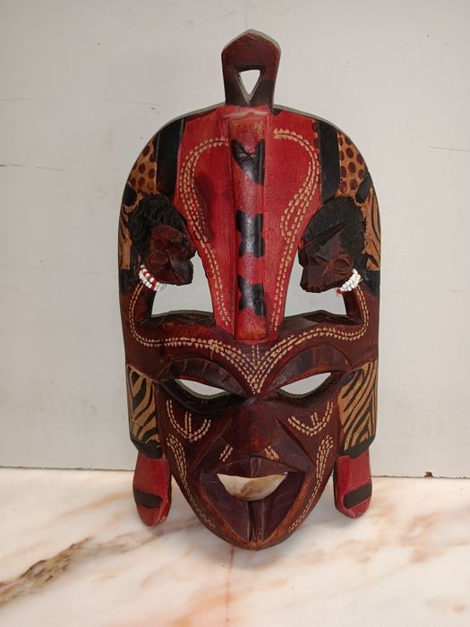 Máscara tradicional africana em madeira esculpida com 25cm altura