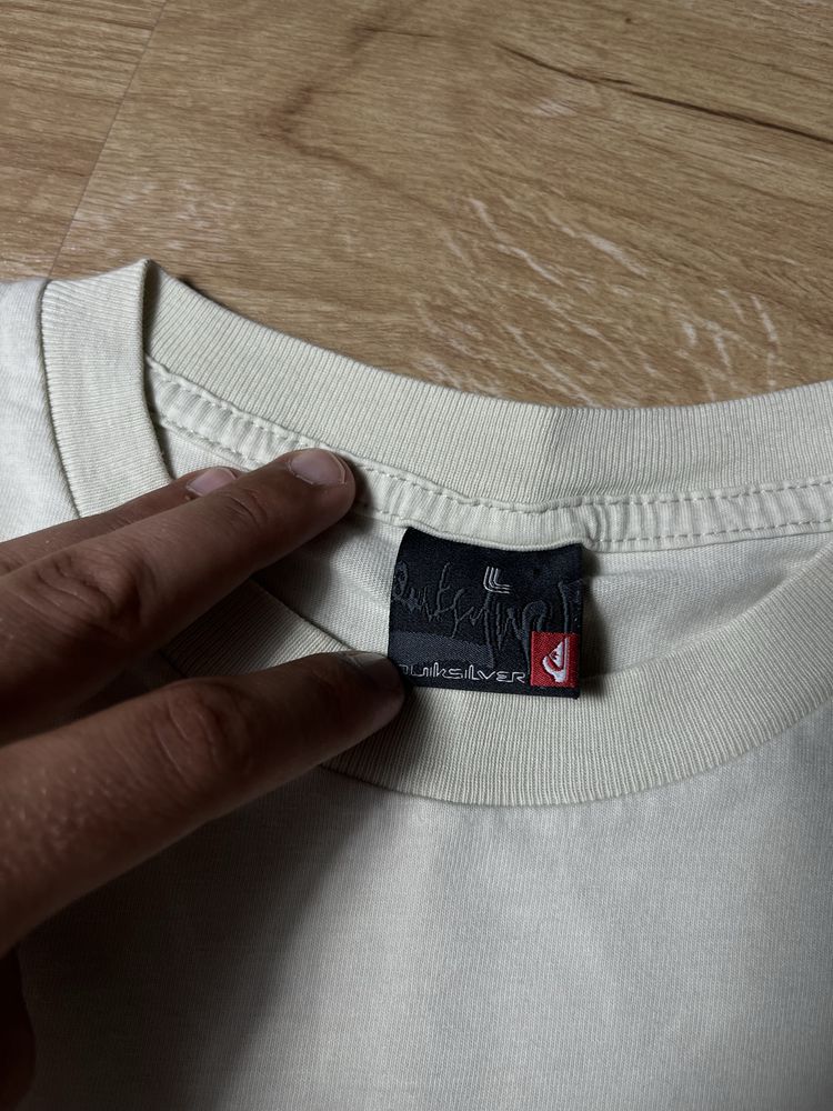Футболка quiksilver вінтажна з центр лого на грудях Бежева