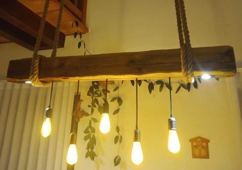 Ręcznie wykonana lampa wiszącą z naturalnego drewna 7-punktowa.