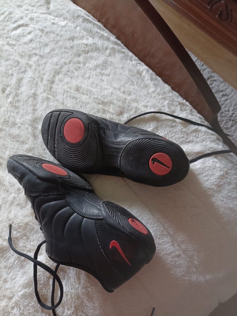 Tênis pretos de Senhora Nike tamanho 38,5