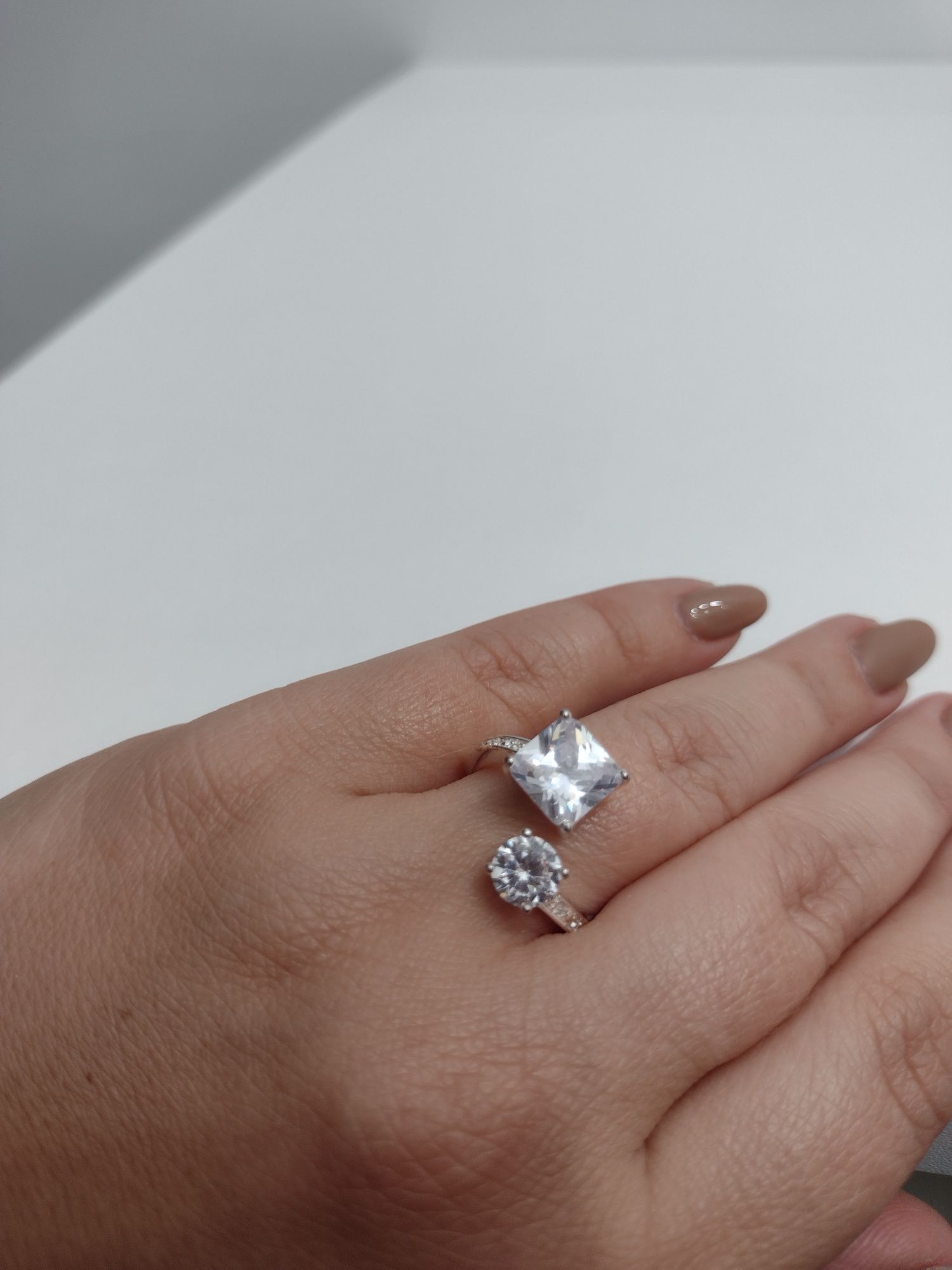 Mieniący się pierścionek Avon - kolor srebra