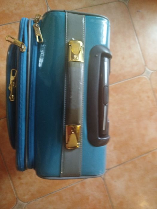 чемодан на четырёхколёсах