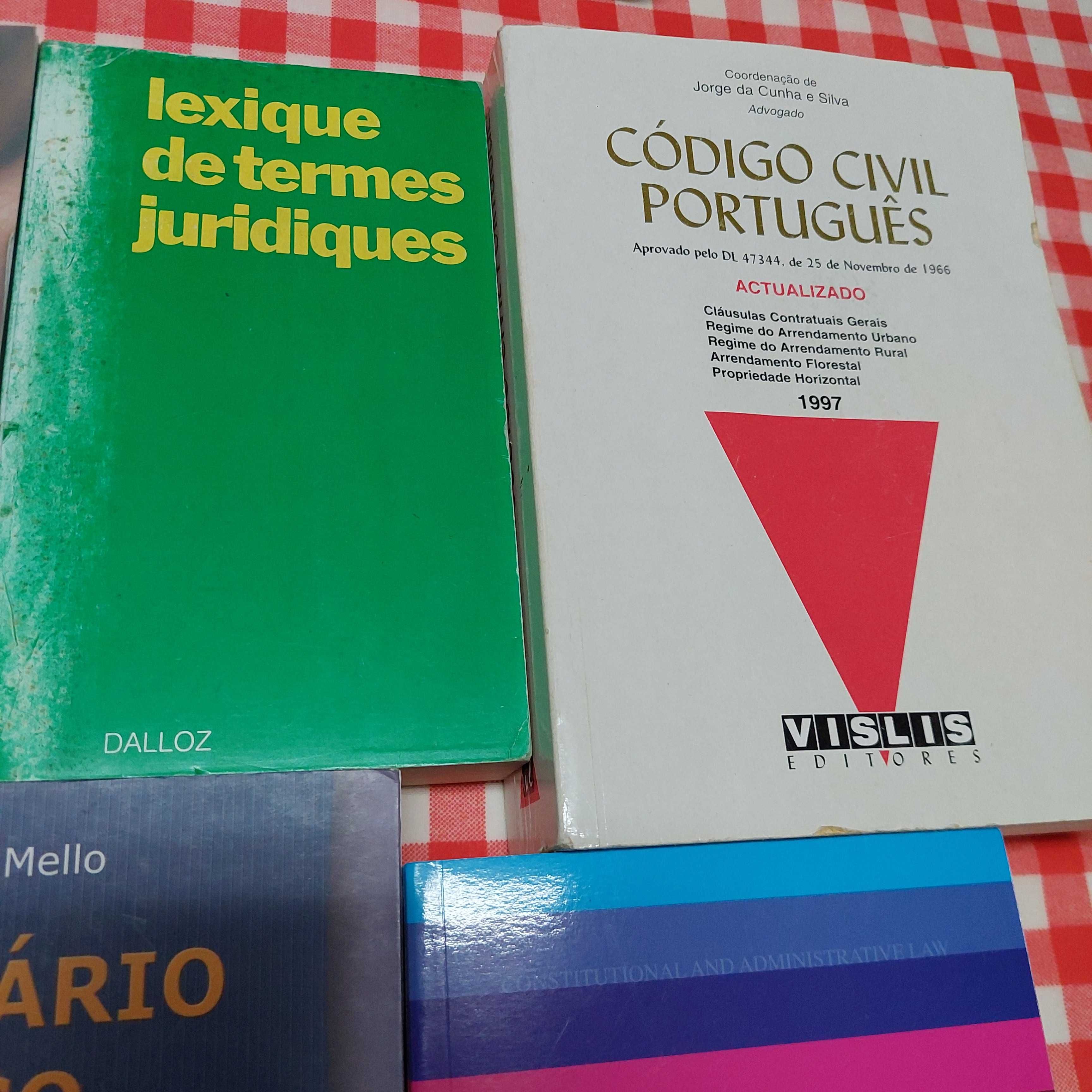 Dicionários jurídicos e outros livros Direito 35 euros o conjunto