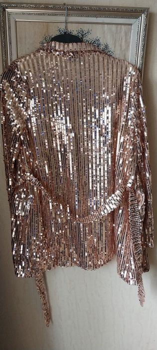 Шикарный нарядный  пиджак с  золотистыми пайетками