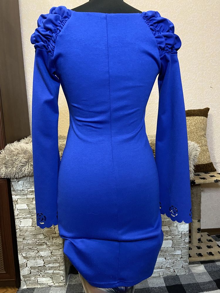 Синее платье со сборками на груди