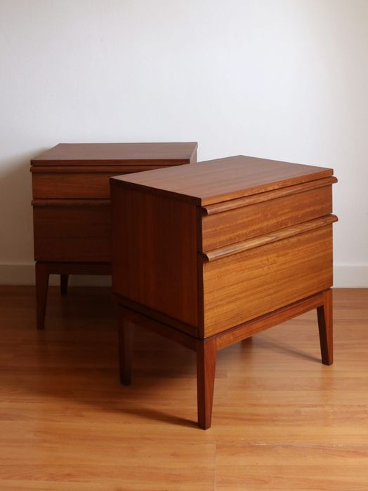 Par de mesas de cabeceira / Pair of sidetables