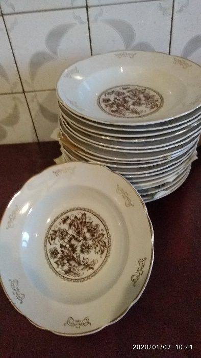 Продам фарфоровые блюда и тарелки.