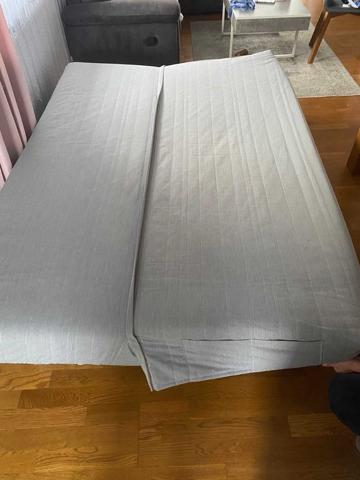 Dwuosobowa kanapa rozkładana – z pojemnikiem na pościel, szara