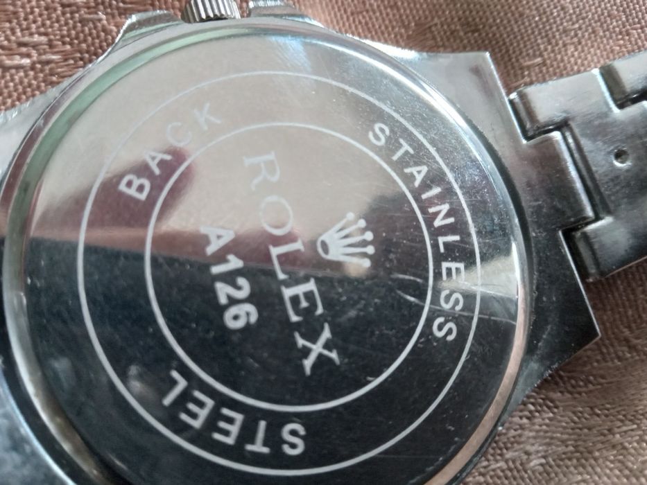 Продаються два годинники