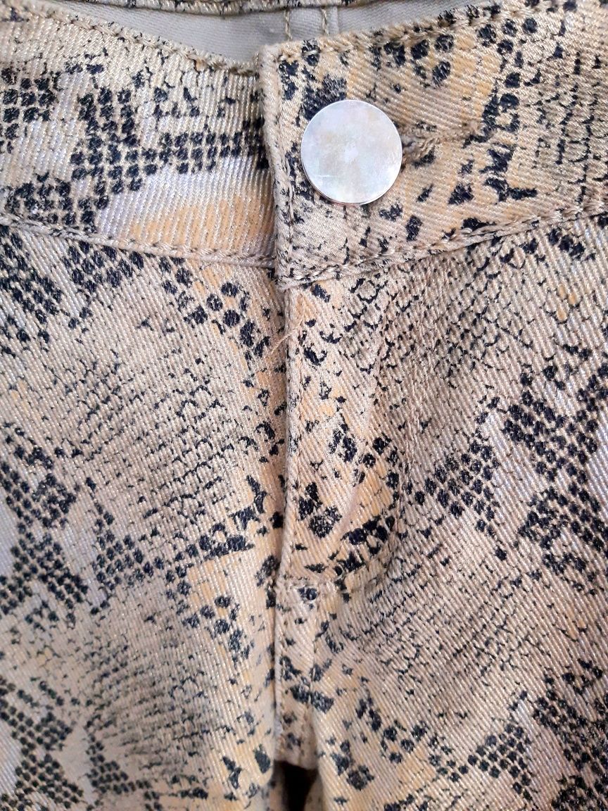 Spodnie dżinsy damskie w modny wężowy print M/38