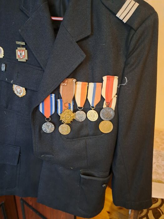 Stary mundur z odznaczeniamil