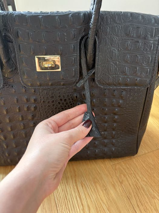 Czarna skórzana torba