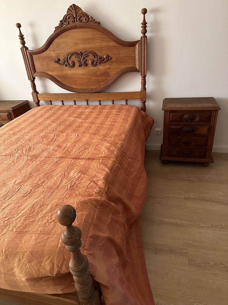 Cama de madeira maciça