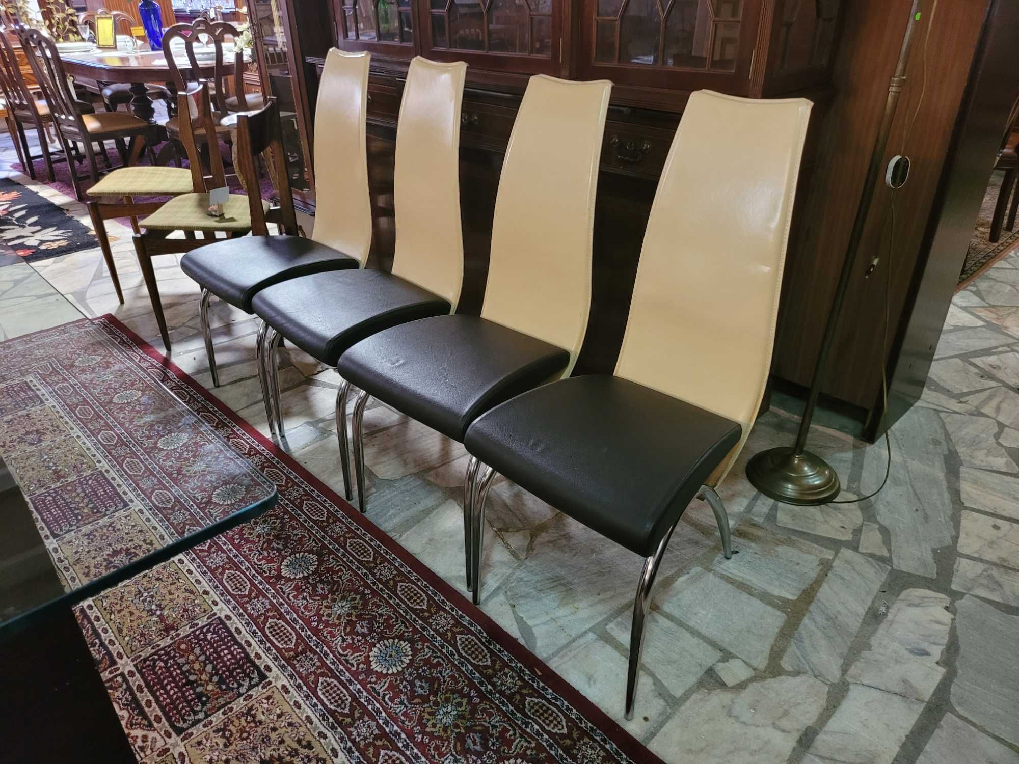 Cadeiras com estrutura em metal forradas a pele com