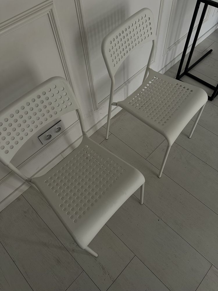 Dwa biale krzesła jadalniane ikea