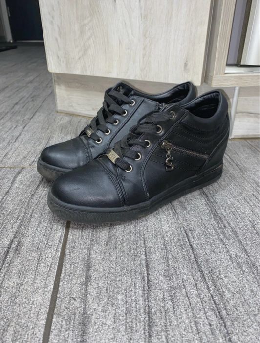 Czarne trampki na wbudowanym koturnie