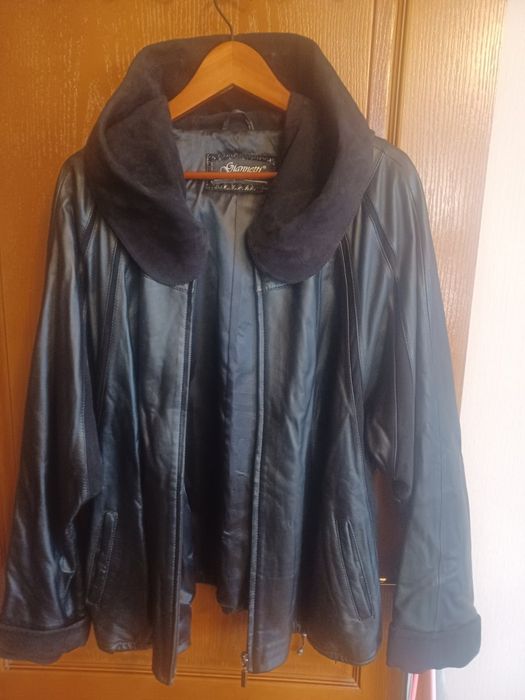 Шкіряна куртка жіноча,розміо 52-54 .