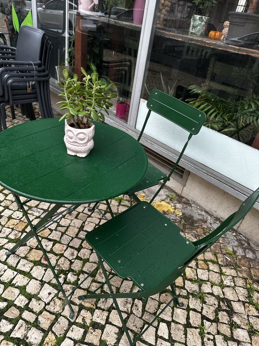 Jogo de mesa com 2 cadeiras ( disponivel 4 jogos)