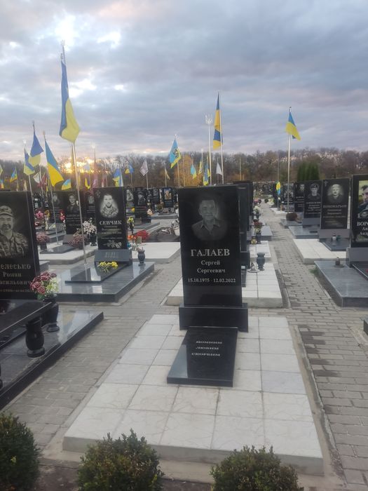 Гранітні пам'ятники будь якого кольору.  Доставка, встановлення.