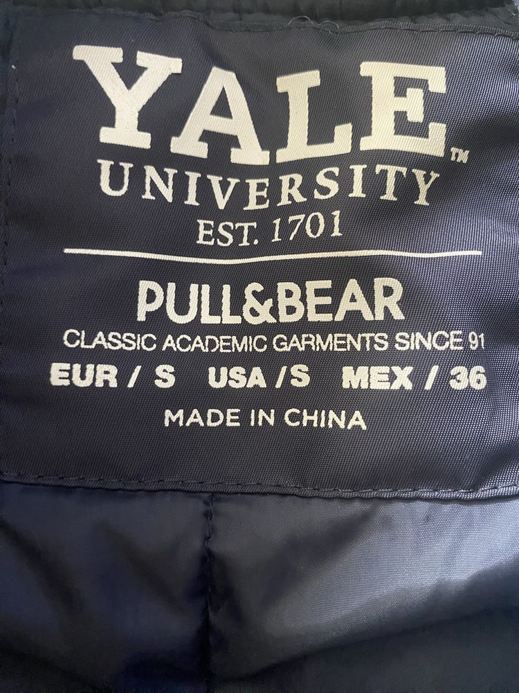 Kurtka Pull&Bear Yale Niebieska kurtka bomberka w uczelnianym stylu