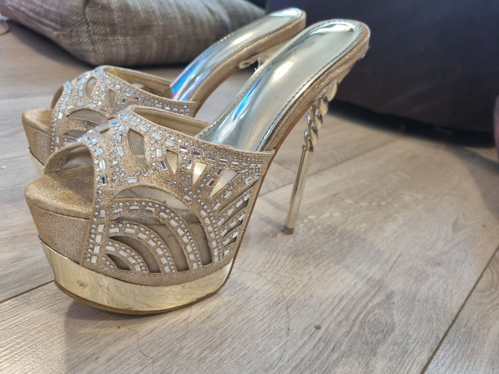 Piękne bardzo wysokie buty z cyrkoniami