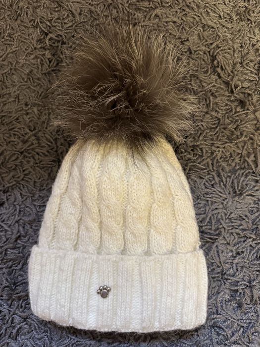 Зимняя белая теплая шапка с бубоном
