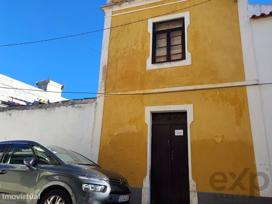 Casa ampla de dois andares para armazém e escritório