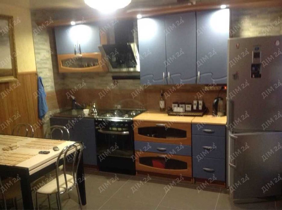 Просторий двоповерховий будинок на Подолі