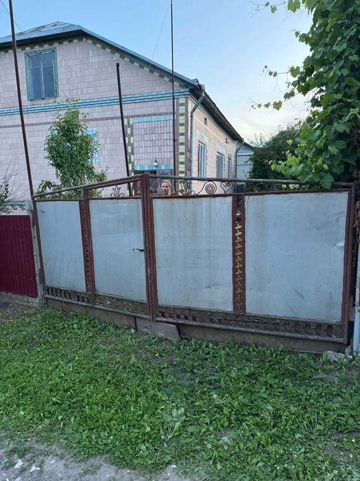 Продається житловий будинок в селищі Козова.