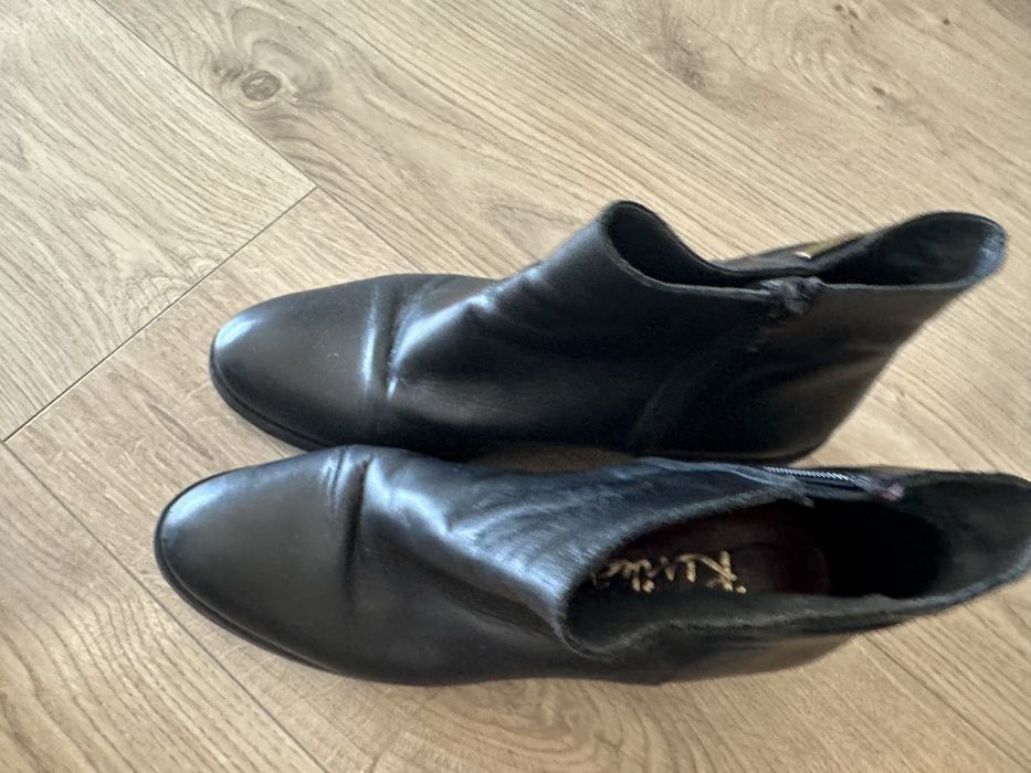 Botins pretos pele