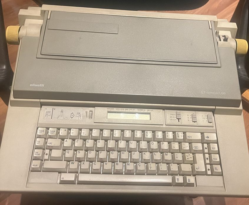 Maquina de escrever electronica a funcionar em pleno.