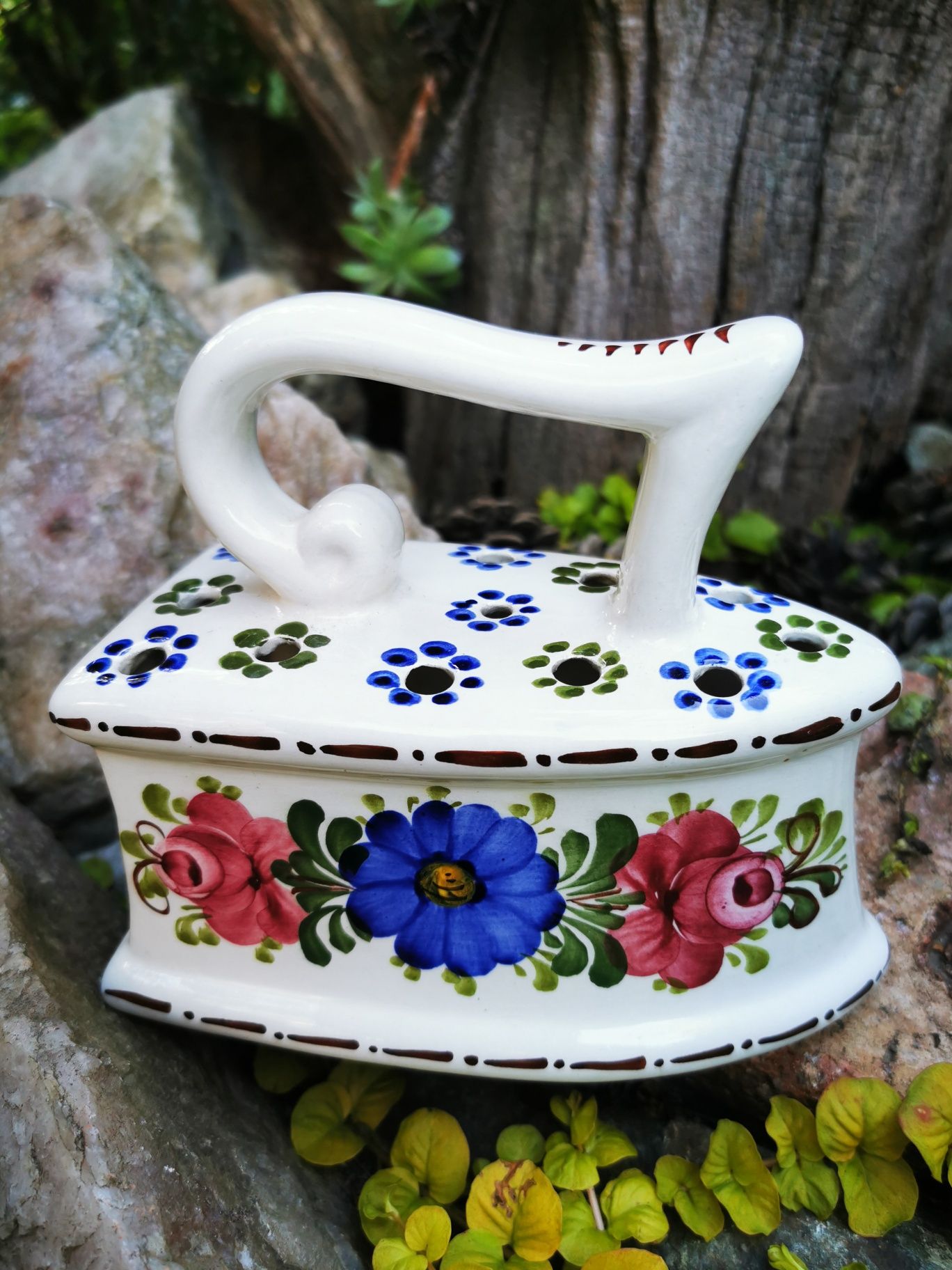 Ceramiczne ozdobne żelazko  kwiaty, ręcznie malowany, Austria UNIKAT