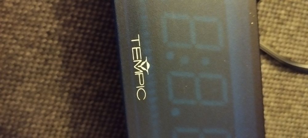 Budzik - zegar elektryczny lub na baterie.